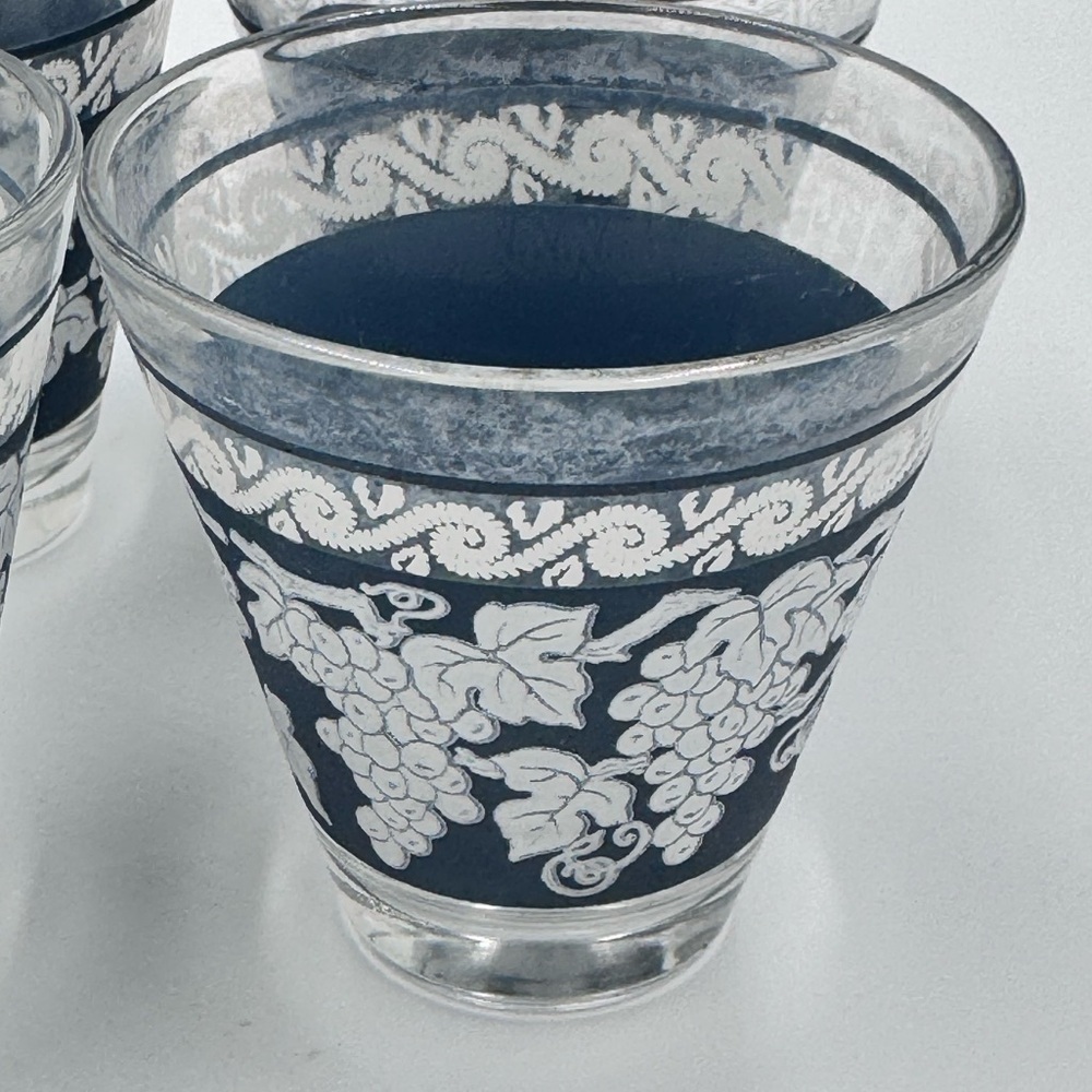 Vintage 1960s Hazel Atlas Grape Design Blue & White Lowball Glasses- Set of 4 - Picture 3 of 5